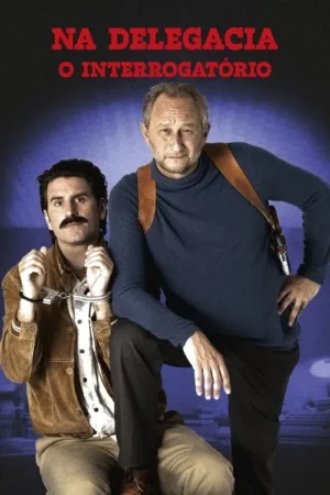 Um homem algemado com bigode e um detetive com coldre, que se apoia nele. Ambos olham para frente em fundo azul, sugerindo interrogatório.