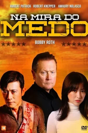 Pôster com fundo laranja intenso. Três personagens sérios: homem asiático com camisa ensanguentada, homem branco mais velho e mulher asiática. Clima tenso.