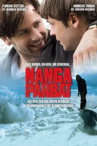 Dois homens,um sorrindo para o outro,em close. Abaixo,um alpinista solitário em paisagem gelada de montanha. Aventura e drama épico.