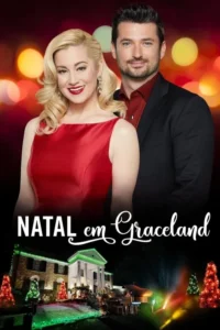 Casal sorridente,ela de vermelho,ele de terno. Mansão clássica à noite,decorada com luzes de Natal verdes e vermelhas.