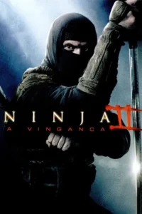 Pôster:um ninja mascarado com olhos intensos segura uma katana. Fundo escuro e dramático,com luz azulada superior.