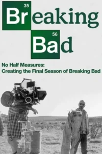 Pôster de documentário sobre bastidores:Um cinegrafista e um homem careca com óculos escuros seguram um traje no deserto.