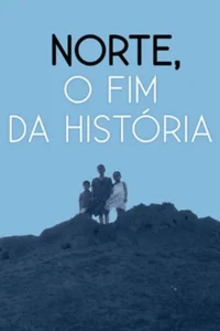 Três pessoas, incluindo duas crianças, em pé num monte escuro, silhuetadas contra um céu azul claro. Clima de vastidão e introspecção.