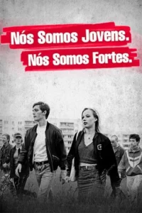 Jovens de semblante sério,um casal de mãos dadas,caminham em um campo. Cenário urbano cinza,pôster P&B com texto vermelho.