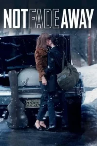 Casal se beija na neve,com carro antigo. Bateria no porta-malas e violão no chão. Clima romântico e melancólico.