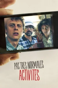 Três pessoas em gravação de celular,com expressões de choque e medo:um jovem,um homem de óculos e uma garota. Clima tenso.