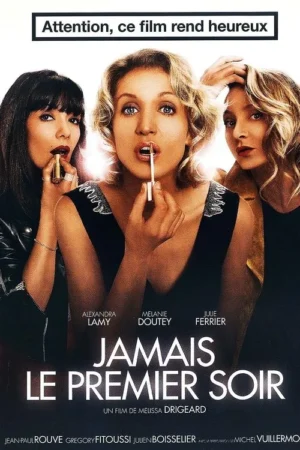 Três mulheres se maquiando, a central aplica gloss e a da esquerda batom. Elas olham para direções diferentes contra luz brilhante.