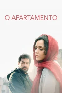 Mulher de lenço vermelho com olhar pensativo. Homem barbudo com olhar sério no fundo urbano sob luz forte.