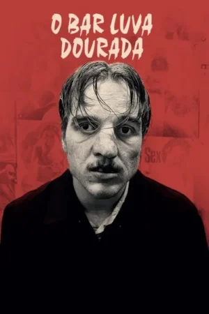 Homem de rosto pálido e bigode, cabelo desgrenhado, olhos arregalados, fixa o olhar. Fundo vermelho escuro com detalhes indistintos. Clima tenso.