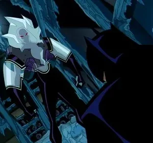 Cena animada: figura gélida com armadura e olhos vermelhos encara silhueta sombria de herói em ambiente congelado.