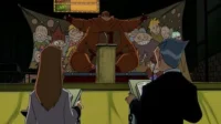 Púlpito: figura marrom gigante gesticula para painel com rostos animados. Duas pessoas observam de costas. Cena energética de comício.