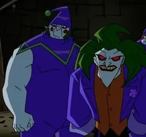 Três figuras animadas sinistras. Um vilão de cabelo verde e olhos vermelhos com dois capangas de chapéu roxo em um cenário escuro.