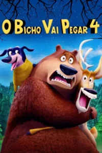 Urso marrom e veado assustados se abraçam,enquanto um cachorro azul sorridente os observa. Floresta noturna com estrelas.
