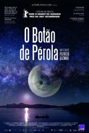Pôster azul/roxo. Céu noturno com galáxias e um botão de pérola gigante como planeta. Abaixo, um lago sereno reflete luz, com montanhas e um barco.
