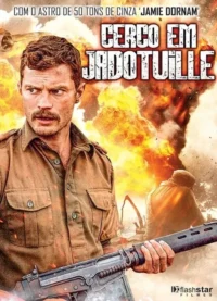 Militar de bigode com rifle em primeiro plano. Atrás,explosões e fumaça em uma cena de guerra intensa.