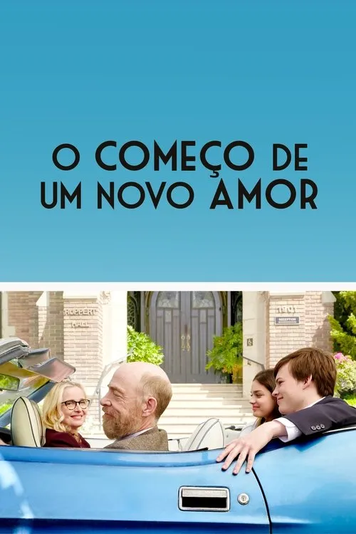 Casal maduro e jovem sorrindo em um carro azul conversível, em frente a um prédio grande. Clima leve e romântico.