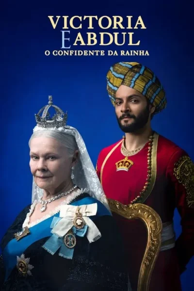 Rainha idosa em traje cerimonial e coroa posa ao lado de um homem indiano com turbante em fundo azul. Clima real e histórico.