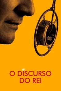 Close-up do perfil de um homem falando em um microfone vintage,contra um fundo laranja vibrante.