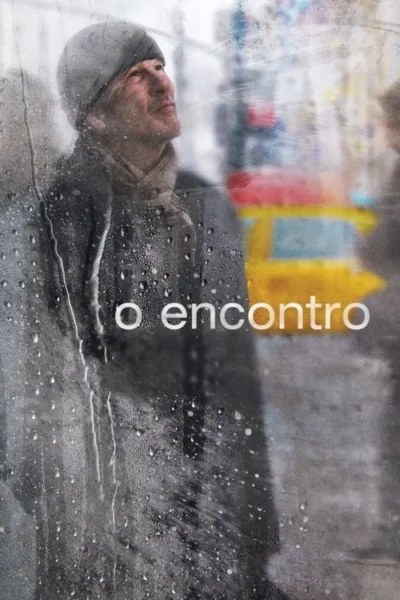 Homem maduro de gorro e cachecol olha pensativo através de uma janela molhada. Fundo urbano borrado com um táxi amarelo. Clima melancólico.