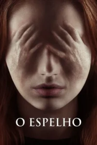Rosto de mulher com cabelo ruivo. Mãos pálidas cobrem os olhos,lançando sombras sinistras. Clima de mistério e terror.