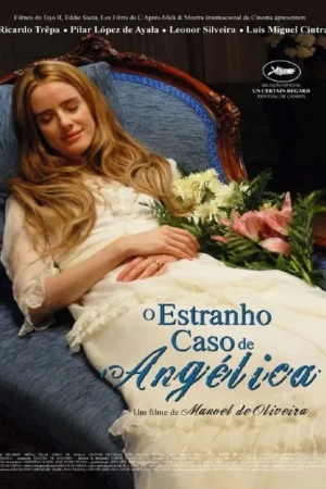 Mulher loira em vestido branco, repousa num sofá azul, segurando um buquê de flores no peito. Imagem etérea e serena.