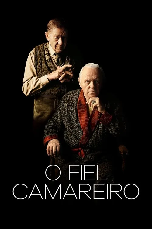 Dois homens idosos em fundo escuro. Um de cabelos brancos, sentado em roupão, olhar sério. O outro em pé atrás, mãos unidas. Atmosfera dramática.