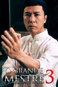 Pôster:Homem asiático sério,em uniforme branco de artes marciais,mãos em guarda. Fundo escuro. Clima de ação e intensidade.
