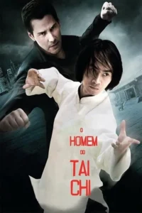 Dois homens em pose de combate. Um com punho cerrado sobre fundo urbano,outro em uniforme branco à frente de templo.