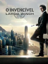Homem sério de terno,com um objeto na mão,encosta sobre uma vasta cidade moderna e montanhas ao pôr do sol. Atmosfera de ação.