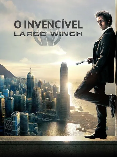 Homem sério de terno,com um objeto na mão,encosta sobre uma vasta cidade moderna e montanhas ao pôr do sol. Atmosfera de ação.