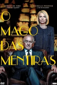 Homem sério de terno sentado numa poltrona,mulher loira de casaco atrás. Fundo escuro com luz quente de lareira,clima tenso.