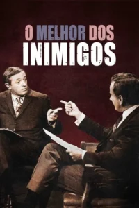 Dois homens de terno sentados se apontam em debate acalorado. Fundo vermelho escuro com textura vintage.