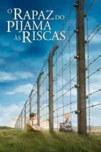 Dois meninos sentados em lados opostos de uma cerca de arame farpado. Um veste pijama listrado,o outro roupas comuns. Céu azul.