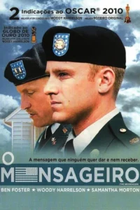 Dois militares em uniformes e boinas. Um à frente,sério,outro em perfil,com uma casa e céu nublado ao fundo.
