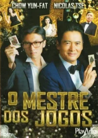Dois homens asiáticos elegantes com cartas. Fundo escuro com brilhos e retratos dourados. Clima de jogos e luxo.