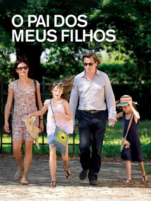 Família de quatro (pai, mãe, duas filhas) caminhando juntos em um parque ensolarado. Adultos de óculos escuros, meninas com roupas leves.
