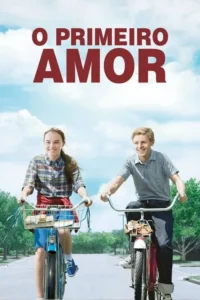 Dois jovens sorridentes,um menino e uma menina,pedalando bicicletas em uma rua arborizada sob um céu azul. Atmosfera leve e ensolarada.