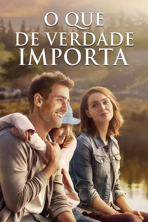 Um homem sorridente abraça uma criança feliz,enquanto uma mulher olha pensativa para o céu,à beira de um lago tranquilo.