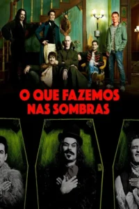 Homens com visuais de época e modernos posam em casa escura e antiga. Três faces em caixões verdes na parte inferior. Clima cômico-gótico.