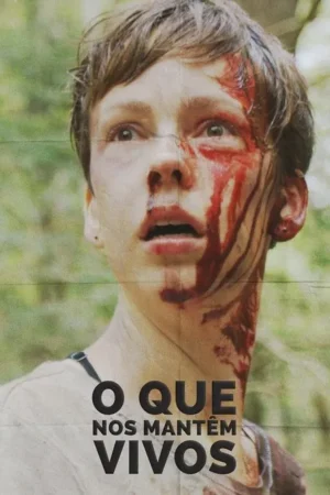 Pôster: close-up de pessoa jovem, rosto coberto de sangue escorrendo, expressão de medo intenso. Fundo verde borrado de floresta.