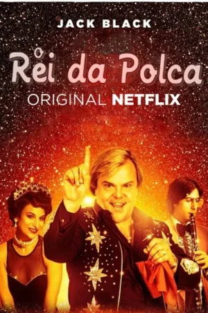 Um homem sorridente em traje brilhante canta com uma mulher de tiara e um músico. Fundo vermelho cintilante e festivo.