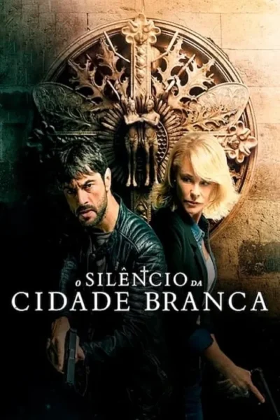 Um homem e uma mulher sérios, com armas, sobre um grande ornamento de pedra antigo. O clima é sombrio, sugerindo mistério e thriller.