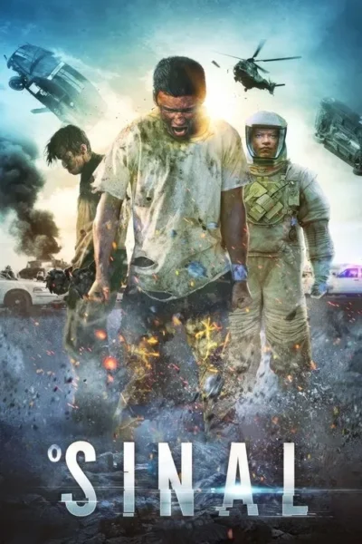 Homem sujo gritando, outro em traje protetor. Cenário urbano em ruínas, carros virados, helicóptero e explosões. Caos intenso.