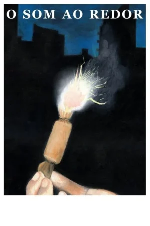 Mão acende rojão que solta faíscas e fumaça na escuridão. Ao fundo, silhuetas de prédios azuis. Clima de tensão noturna.