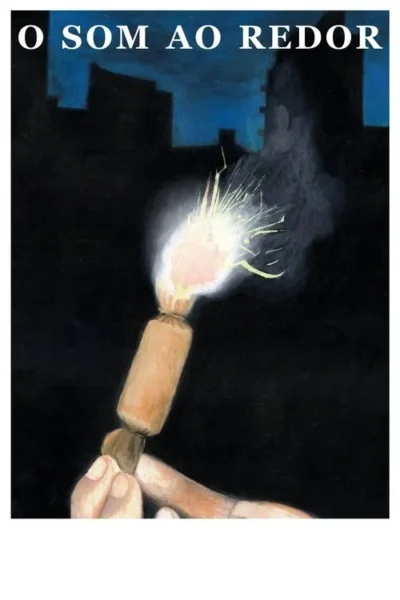Mão acende rojão que solta faíscas e fumaça na escuridão. Ao fundo, silhuetas de prédios azuis. Clima de tensão noturna.