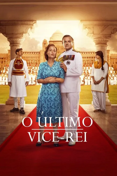 Casal formal no tapete vermelho; ele de uniforme militar, ela de vestido azul. Dois indianos nas laterais. Fundo: palácio e guarda militar.