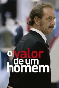 Homem de meia-idade, terno e bigode, olha sobre o ombro com expressão pensativa. Fundo urbano desfocado com pessoas.
