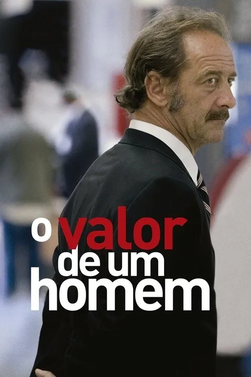 Homem de meia-idade, terno e bigode, olha sobre o ombro com expressão pensativa. Fundo urbano desfocado com pessoas.