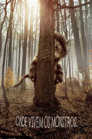 Criatura peluda espreita de uma árvore marcada em floresta nebulosa com folhas secas. Um olho observa. Sol filtra, criando clima misterioso.
