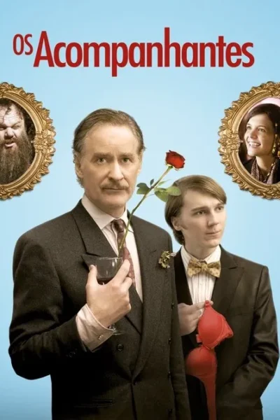 Dois homens de terno, um segurando rosa e vinho, outro com sutiã vermelho. Dois retratos emoldurados de pessoas com expressões diversas.